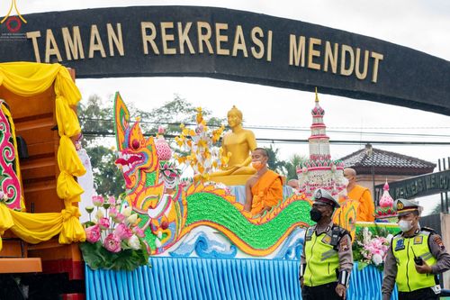 ภาพ No.46372:ประมวลภาพขบวนรถบุปผชาติ อัญเชิญน้ำและไฟศักดิ์สิทธิ์ ณ ประเทศอินโดนีเซีย