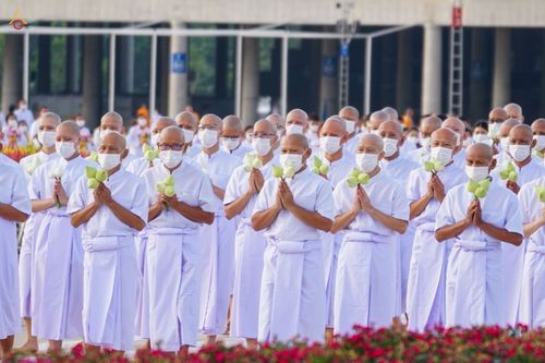ภาพ No.47527:ประมวลภาพพิธีขอขมาและมอบผ้าไตร โครงการบรรพชาอุปสมบทหมู่ รุ่นเข้าพรรษา 2565
