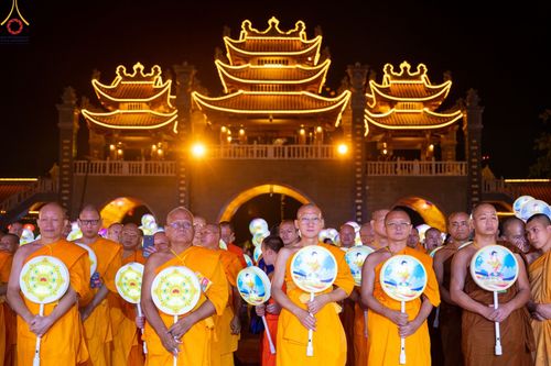 ภาพ No.46207:ประมวลภาพกิจกรรมเฉลิมฉลองวันวิสาขบูชานานาชาติ ณ วัดบ่าหว่าง ประเทศเวียดนาม