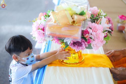 ภาพ No.51940:ประมวลภาพพิธีกฐินสัมฤทธิ์ ปีที่ 15 และกฐินสมทบ วัดกัลยาณมิตรทั้งภายในและต่างประเทศ ปีที่ 5