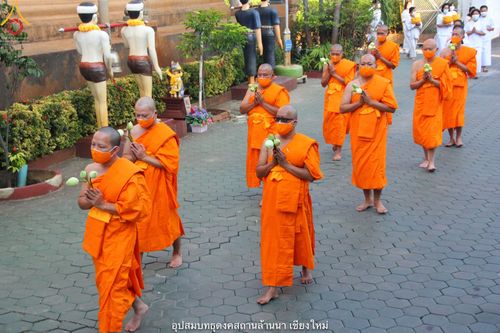 ภาพ No.40673:พิธีตัดปอยผม ปลงผม ขอขมารับผ้าไตรและพิธีบรรพชา ในโครงการอุปสมบท บูชาธรรมมหาปูชนียาจารย์ ประจำปี 2564 ชุดที่ 15