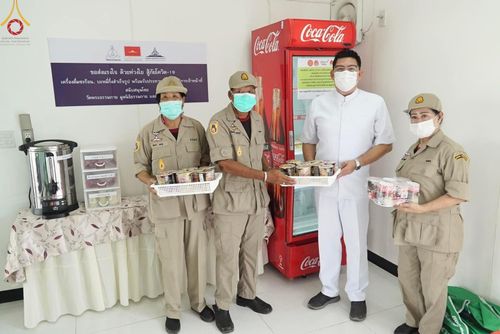 ภาพ No.47426:ประมวลภาพวัดพระธรรมกาย มูลนิธิธรรมกาย และคณะศิษยานุศิษย์ฯ รับมอบโล่เกียรติคุณผู้สนับสนุนการขับเคลื่อน “โครงการ Drive thru เจอ แจก จบ เพื่อชาวปทุมฯ”