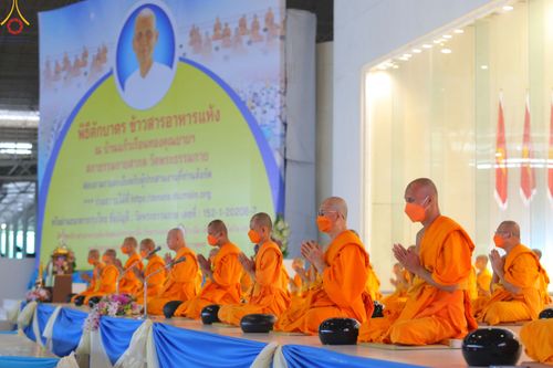 ภาพ No.52228:ประมวลภาพพิธีตักบาตรข้าวสารอาหารแห้ง (วันอาทิตย์ต้นเดือนตุลาคม) ณ บ้านแก้วเรือนทองคุณยายฯ วัดพระธรรมกาย