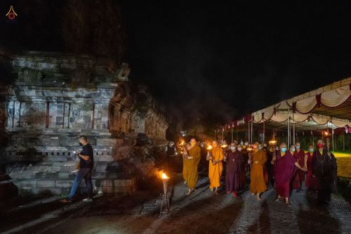 ภาพ No.46239:ประมวลภาพพิธีอัญเชิญไฟศักดิ์สิทธิ์ จากวัดเมินดุต ไปยังพระมหาเจดีย์บรมพุทโธ