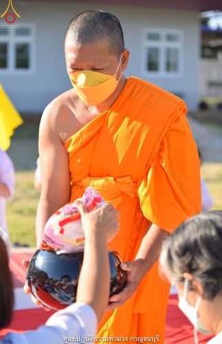 ภาพ No.41024:พิธีตัดปอยผม ปลงผม ขอขมารับผ้าไตรและพิธีบรรพชา ในโครงการอุปสมบท บูชาธรรมมหาปูชนียาจารย์ ประจำปี 2564 ชุดที่ 19