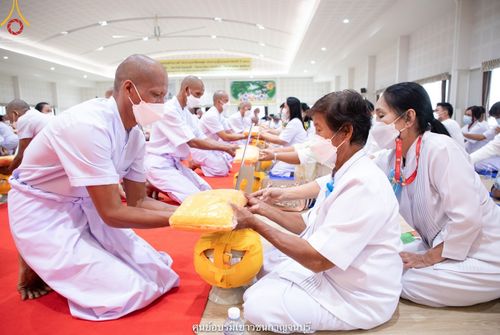 ภาพ No.40854:พิธีตัดปอยผม ปลงผม ขอขมารับผ้าไตรและพิธีบรรพชา ในโครงการอุปสมบท บูชาธรรมมหาปูชนียาจารย์ ประจำปี 2564 ชุดที่ 17