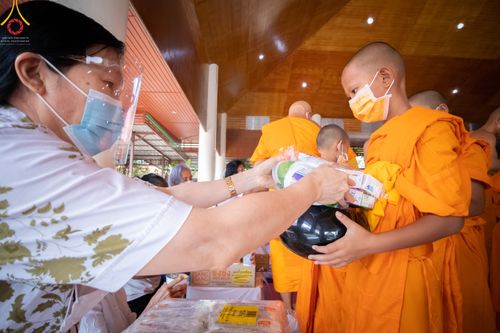 ภาพ No.45881:ประมวลภาพพิธีตักบาตรสรงน้ำพระ โครงการบรรพชาสามเณรฟื้นฟูพระพุทธศาสนาทั่วไทย ณ ศูนย์อบรมเยาวชนบางปะหัน