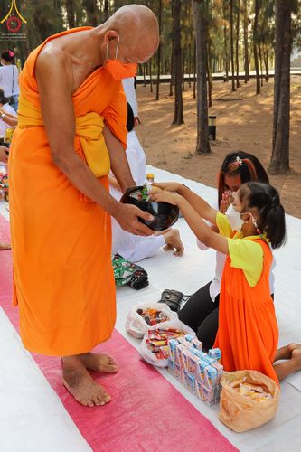 ภาพ No.45909:ประมวลภาพพิธีตักบาตรและทอดผ้าป่า โครงการบรรพชาสามเณรฟื้นฟูพระพุทธศาสนาทั่วไทย ณ อนุสรณ์สถานพระมงคลเทพมุนี