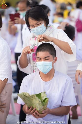 ภาพ No.39638:พิธีตัดปอยผม ปลงผม ขอขมารับผ้าไตรและพิธีบรรพชา ในโครงการอุปสมบท บูชาธรรมมหาปูชนียาจารย์ ประจำปี 2564 ชุดที่ 4