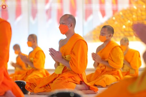 ภาพ No.52227:ประมวลภาพพิธีตักบาตรข้าวสารอาหารแห้ง (วันอาทิตย์ต้นเดือนตุลาคม) ณ บ้านแก้วเรือนทองคุณยายฯ วัดพระธรรมกาย