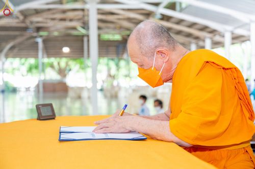 ภาพ No.47841:ประมวลภาพพิธีปิดแผ่นทองรูปเหมือนพระมงคลเทพมุนี (สด จนฺทสโร) พระผู้ปราบมาร และดวงแก้วธรรมชัย