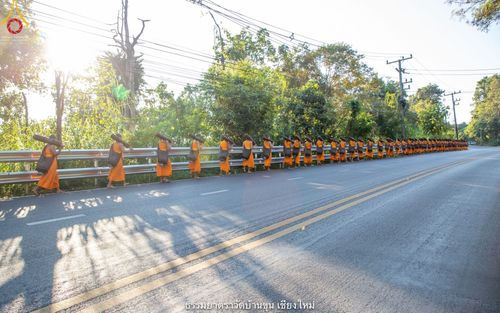 ภาพ No.39943:คณะพระภิกษุ - สามเณร วัดบ้านขุนกว่า ๓๐๐ รูป เดินธรรมยาตราฉลองแชมป์บาลี ๒๕๖๔