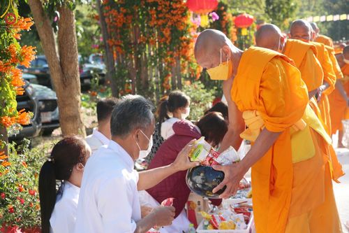 ภาพ No.43403: พิธีตักบาตรพระ 1,000 รูป ถวายเป็นพุทธบูชา ณ วัดห้วยตองสัก  จ.เชียงใหม่