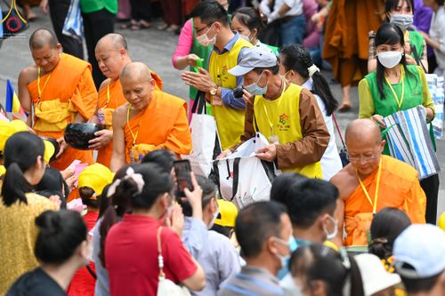 ภาพ No.46088:ประมวลภาพพิธีตักบาตรคณะสงฆ์เถรวาทนานาชาติ 500 รูป ณ วัดบาหว่าง จังหวัดกวางนิญ ประเทศเวียดนาม