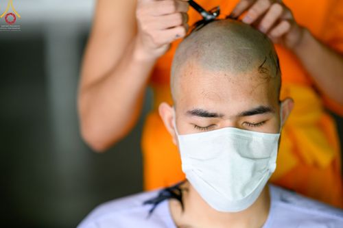 ภาพ No.43928:ประมวลภาพพิธีปลงผม ในโครงการอบรมธรรมทายาทระดับอุดมศึกษา รุ่นที่ 49