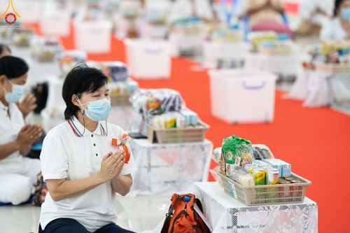 ภาพ No.45365:ประมวลภาพพิธีตักบาตรสามเณรใหม่ โครงการบรรพชาสามเณรฟื้นฟูพระพุทธศาสนาทั่วไทย ณ ศูนย์อบรมเยาวชนนครปฐม