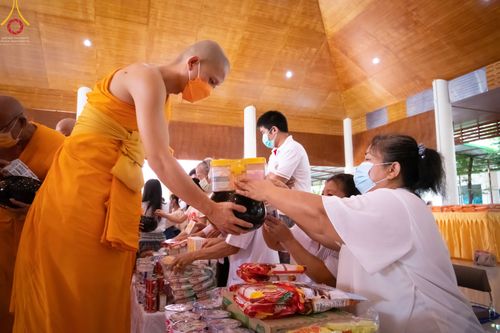 ภาพ No.45883:ประมวลภาพพิธีตักบาตรสรงน้ำพระ โครงการบรรพชาสามเณรฟื้นฟูพระพุทธศาสนาทั่วไทย ณ ศูนย์อบรมเยาวชนบางปะหัน