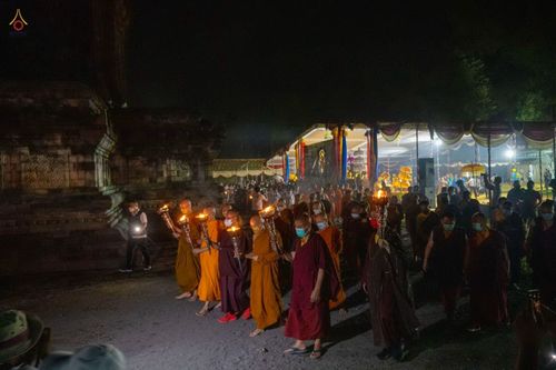 ภาพ No.46241:ประมวลภาพพิธีอัญเชิญไฟศักดิ์สิทธิ์ จากวัดเมินดุต ไปยังพระมหาเจดีย์บรมพุทโธ