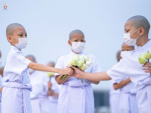 ภาพ No.44200:ประมวลภาพพิธีเวียนประทักษิณ, พิธีวันทาพระมหาธรรมกายเจดีย์ และพิธีขอขมารับผ้าไตร โครงการบวชภาคฤดูร้อน พ.ศ. 2565