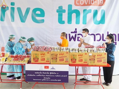 ภาพ No.47427:ประมวลภาพวัดพระธรรมกาย มูลนิธิธรรมกาย และคณะศิษยานุศิษย์ฯ รับมอบโล่เกียรติคุณผู้สนับสนุนการขับเคลื่อน “โครงการ Drive thru เจอ แจก จบ เพื่อชาวปทุมฯ”