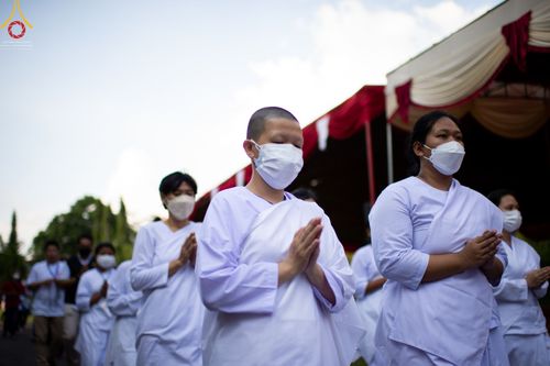 ภาพ No.46345:ประมวลภาพพิธีอัญเชิญน้ำศักดิ์สิทธิ์ จาก Umbul Jumprit Temanggung ไปยังวัดเมินดุต