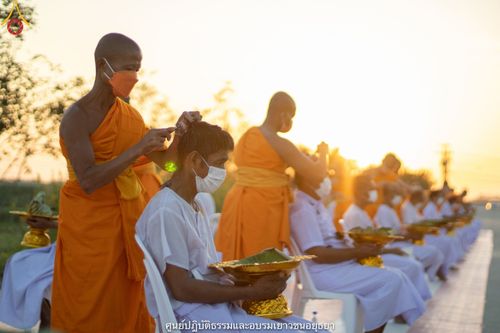 ภาพ No.39784:พิธีตัดปอยผม ปลงผม ขอขมารับผ้าไตรและพิธีบรรพชา ในโครงการอุปสมบท บูชาธรรมมหาปูชนียาจารย์ ประจำปี 2564 ชุดที่ 6
