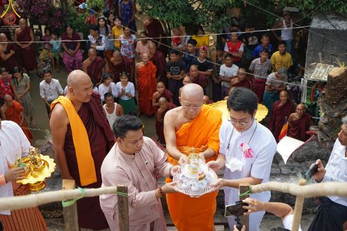 ภาพ No.57382:ประมวลภาพพิธีประดิษฐานพระบรมสารีริกธาตุพระเจดีย์ราชาธิราชมุนี ณ วัดอองเซยามิน ประเทศเมียนมาร์