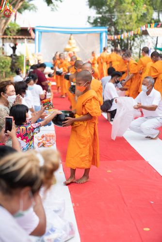 ภาพ No.45816:ประมวลภาพพิธีตักบาตรสามเณรใหม่ โครงการบรรพชาสามเณรฟื้นฟูพระพุทธศาสนาทั่วไทย ณ ศูนย์ปฏิบัติธรรมพระนครศรีอยุธยา