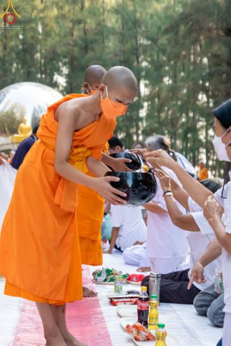 ภาพ No.45910:ประมวลภาพพิธีตักบาตรและทอดผ้าป่า โครงการบรรพชาสามเณรฟื้นฟูพระพุทธศาสนาทั่วไทย ณ อนุสรณ์สถานพระมงคลเทพมุนี