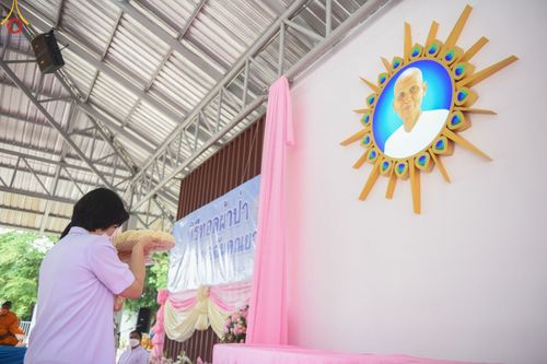 ภาพ No.51913:พิธีทอดผ้าป่าต่อเติมส่วนขยายหอฉันคุณยาย และเปิดป้ายคุณยายอาจารย์มหารัตนอุบาสิกาจันทร์ ขนนกยูง ณ ศูนย์ปฎิบัติธรรมสระบุรี