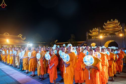 ภาพ No.46208:ประมวลภาพกิจกรรมเฉลิมฉลองวันวิสาขบูชานานาชาติ ณ วัดบ่าหว่าง ประเทศเวียดนาม