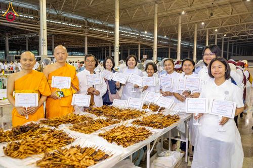 ภาพ No.302998:วันที่ 26 มกราคม พ.ศ. 2569 พิธีถวายภัตตาหารเป็นสังฆทาน แด่พระธรรมยาตรา ณ วัดพระธรรมกาย  จังหวัดปทุมธานี ในโครงการธรรมยาตรา กตัญญูบูชา มหาปูชนียาจารย์ พระมงคลเทพมุนี(สด จนฺทสโร) พระผู้ปราบมาร อนุสรณ์สถาน 7 แห่ง ปีที่ 14