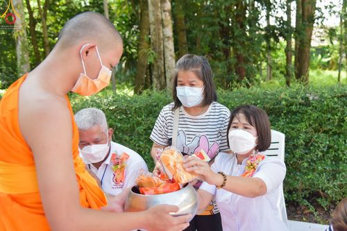 ภาพ No.45998:ประมวลภาพพิธีตักบาตร โครงการบรรพชาสามเณรฟื้นฟูพระพุทธศาสนาทั่วไทย ณ ณ ธุดงคสถานจันทปุระ