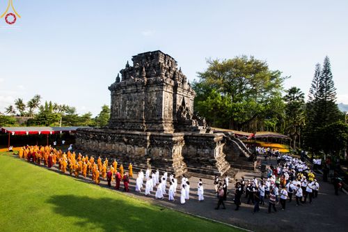 ภาพ No.46343:ประมวลภาพพิธีอัญเชิญน้ำศักดิ์สิทธิ์ จาก Umbul Jumprit Temanggung ไปยังวัดเมินดุต
