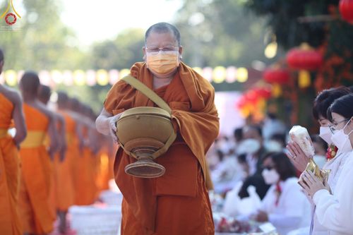 ภาพ No.43405: พิธีตักบาตรพระ 1,000 รูป ถวายเป็นพุทธบูชา ณ วัดห้วยตองสัก  จ.เชียงใหม่