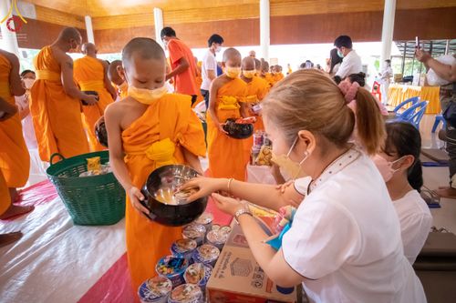 ภาพ No.45887:ประมวลภาพพิธีตักบาตรสรงน้ำพระ โครงการบรรพชาสามเณรฟื้นฟูพระพุทธศาสนาทั่วไทย ณ ศูนย์อบรมเยาวชนบางปะหัน