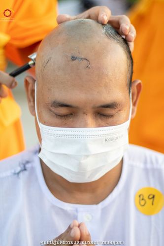 ภาพ No.39790:พิธีตัดปอยผม ปลงผม ขอขมารับผ้าไตรและพิธีบรรพชา ในโครงการอุปสมบท บูชาธรรมมหาปูชนียาจารย์ ประจำปี 2564 ชุดที่ 6