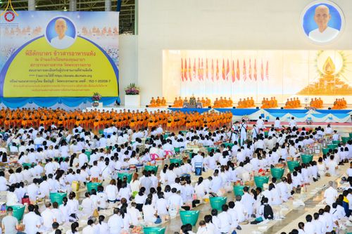 ภาพ No.52232:ประมวลภาพพิธีตักบาตรข้าวสารอาหารแห้ง (วันอาทิตย์ต้นเดือนตุลาคม) ณ บ้านแก้วเรือนทองคุณยายฯ วัดพระธรรมกาย