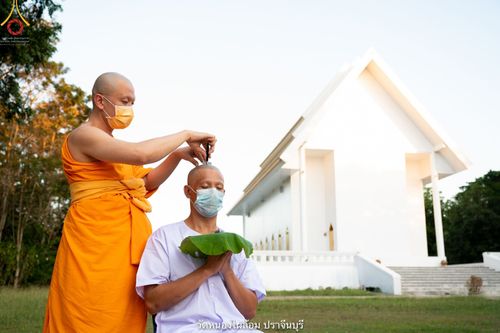 ภาพ No.39294:พิธีตัดปอยผมและปลงผมในโครงการอุปสมบท บูชาธรรมมหาปูชนียาจารย์ ประจำปี 2564 ชุดที่ 1