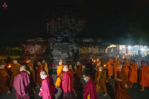 ภาพ No.46243:ประมวลภาพพิธีอัญเชิญไฟศักดิ์สิทธิ์ จากวัดเมินดุต ไปยังพระมหาเจดีย์บรมพุทโธ