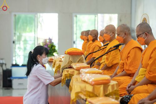 ภาพ No.45364:ประมวลภาพพิธีตักบาตรสามเณรใหม่ โครงการบรรพชาสามเณรฟื้นฟูพระพุทธศาสนาทั่วไทย ณ ศูนย์อบรมเยาวชนนครปฐม