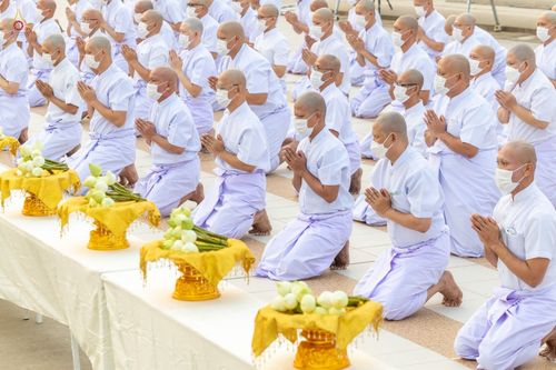 ภาพ No.44205:ประมวลภาพพิธีเวียนประทักษิณ, พิธีวันทาพระมหาธรรมกายเจดีย์ และพิธีขอขมารับผ้าไตร โครงการบวชภาคฤดูร้อน พ.ศ. 2565