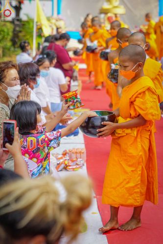 ภาพ No.45819:ประมวลภาพพิธีตักบาตรสามเณรใหม่ โครงการบรรพชาสามเณรฟื้นฟูพระพุทธศาสนาทั่วไทย ณ ศูนย์ปฏิบัติธรรมพระนครศรีอยุธยา