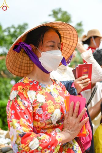ภาพ No.46087:ประมวลภาพพิธีตักบาตรคณะสงฆ์เถรวาทนานาชาติ 500 รูป ณ วัดบาหว่าง จังหวัดกวางนิญ ประเทศเวียดนาม