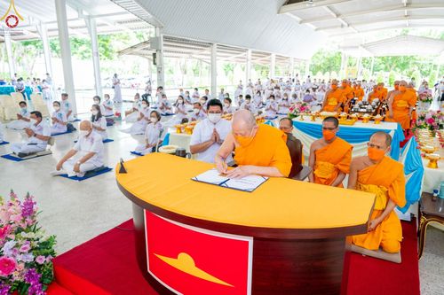 ภาพ No.47843:ประมวลภาพพิธีปิดแผ่นทองรูปเหมือนพระมงคลเทพมุนี (สด จนฺทสโร) พระผู้ปราบมาร และดวงแก้วธรรมชัย