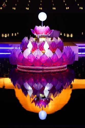 ภาพ No.38715:พิธีจุดประทีปถวายเป็นพุทธบูชา และพิธีลอยกระทงธรรม เนื่องในวันลอยกระทง ณ วัดพระธรรมกาย