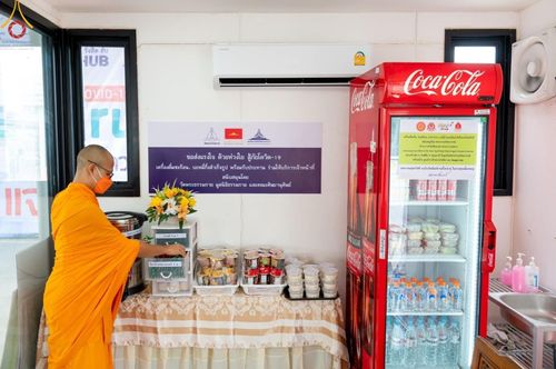 ภาพ No.47429:ประมวลภาพวัดพระธรรมกาย มูลนิธิธรรมกาย และคณะศิษยานุศิษย์ฯ รับมอบโล่เกียรติคุณผู้สนับสนุนการขับเคลื่อน “โครงการ Drive thru เจอ แจก จบ เพื่อชาวปทุมฯ”