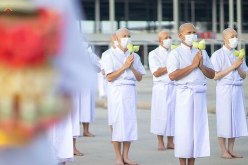 ภาพ No.47528:ประมวลภาพพิธีขอขมาและมอบผ้าไตร โครงการบรรพชาอุปสมบทหมู่ รุ่นเข้าพรรษา 2565