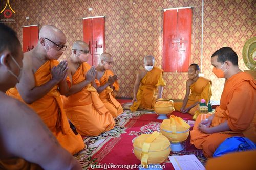 ภาพ No.40930:พิธีตัดปอยผม ปลงผม ขอขมารับผ้าไตรและพิธีบรรพชา ในโครงการอุปสมบท บูชาธรรมมหาปูชนียาจารย์ ประจำปี 2564 ชุดที่ 18