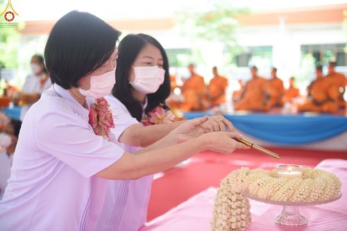 ภาพ No.51915:พิธีทอดผ้าป่าต่อเติมส่วนขยายหอฉันคุณยาย และเปิดป้ายคุณยายอาจารย์มหารัตนอุบาสิกาจันทร์ ขนนกยูง ณ ศูนย์ปฎิบัติธรรมสระบุรี